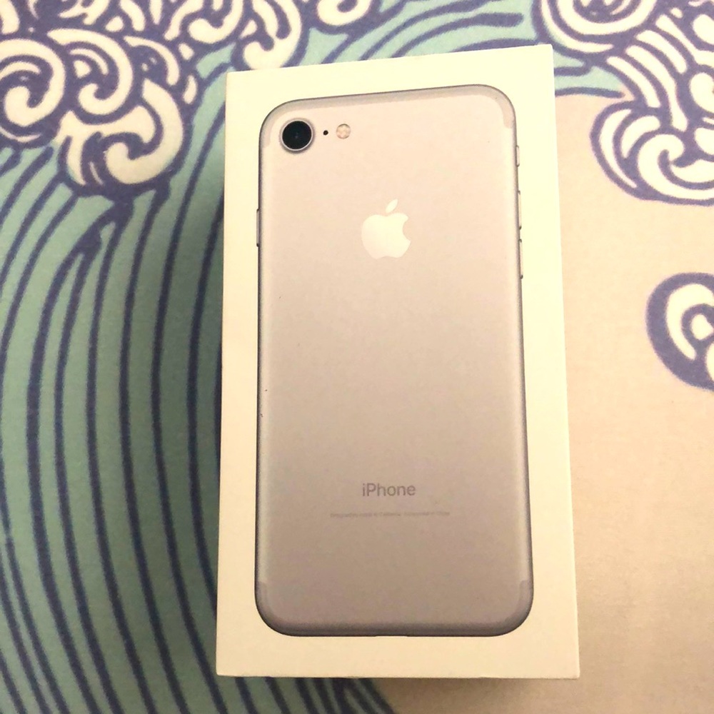 iPhone 7 silver 32GB no cracks, no scratches… mint condition/charge & go.Box +